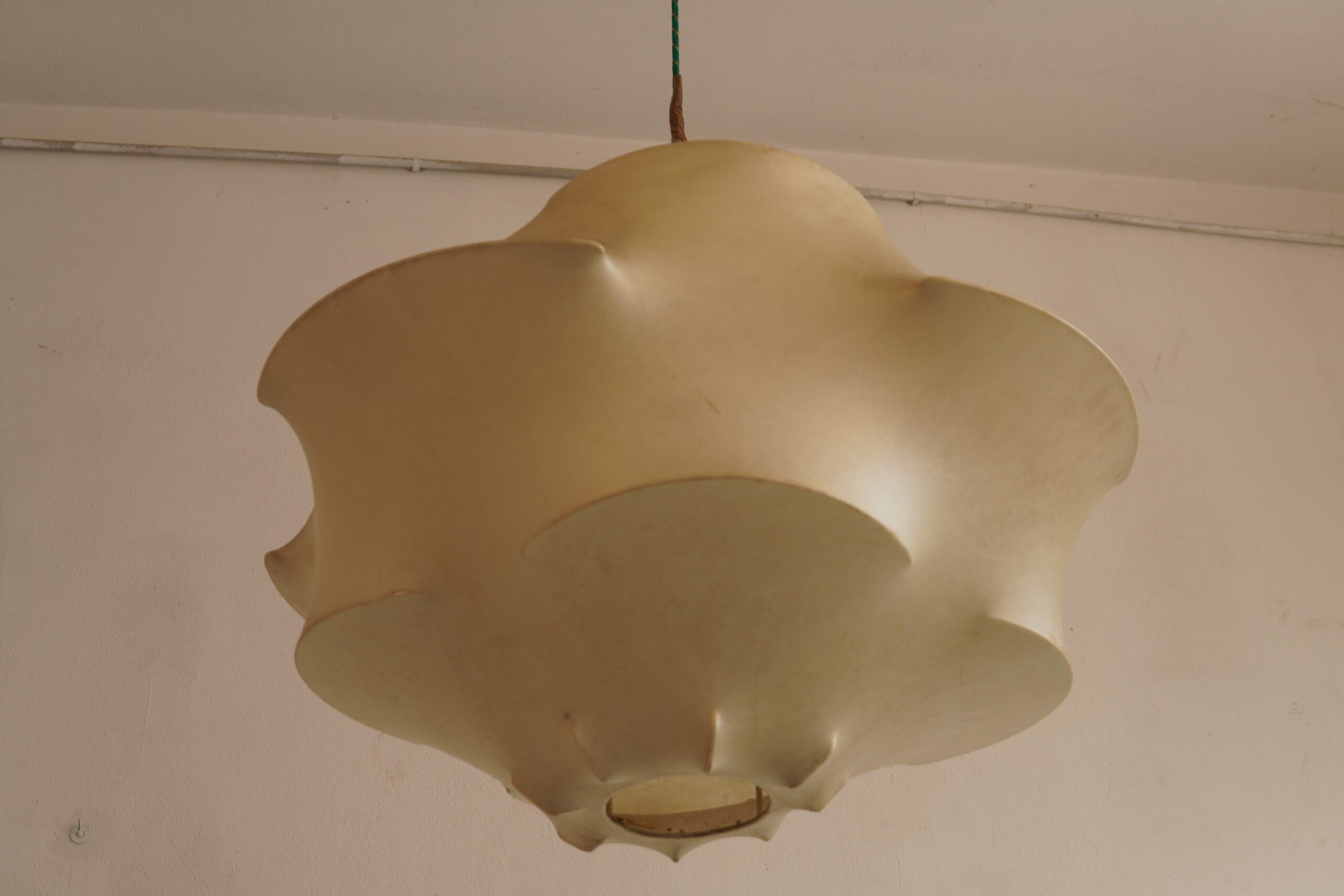 pendant lamp designed by Achille and Pier Giacomo Castiglioni for Flos in 1960. Its ethereal Cocoon skin is delicately stretched over a sculptural steel frame, creating a form that feels at once architectural and almost weightless. When illuminated, it casts a wonderfully soft, diffused glow—the sort of quiet, assured elegance that never needs to announce itself. A rather splendid example of the Castiglioni brothers’ genius. #Flos #Castiglioni #ItalianDesign #MidCenturyLighting #VintageInteriors
