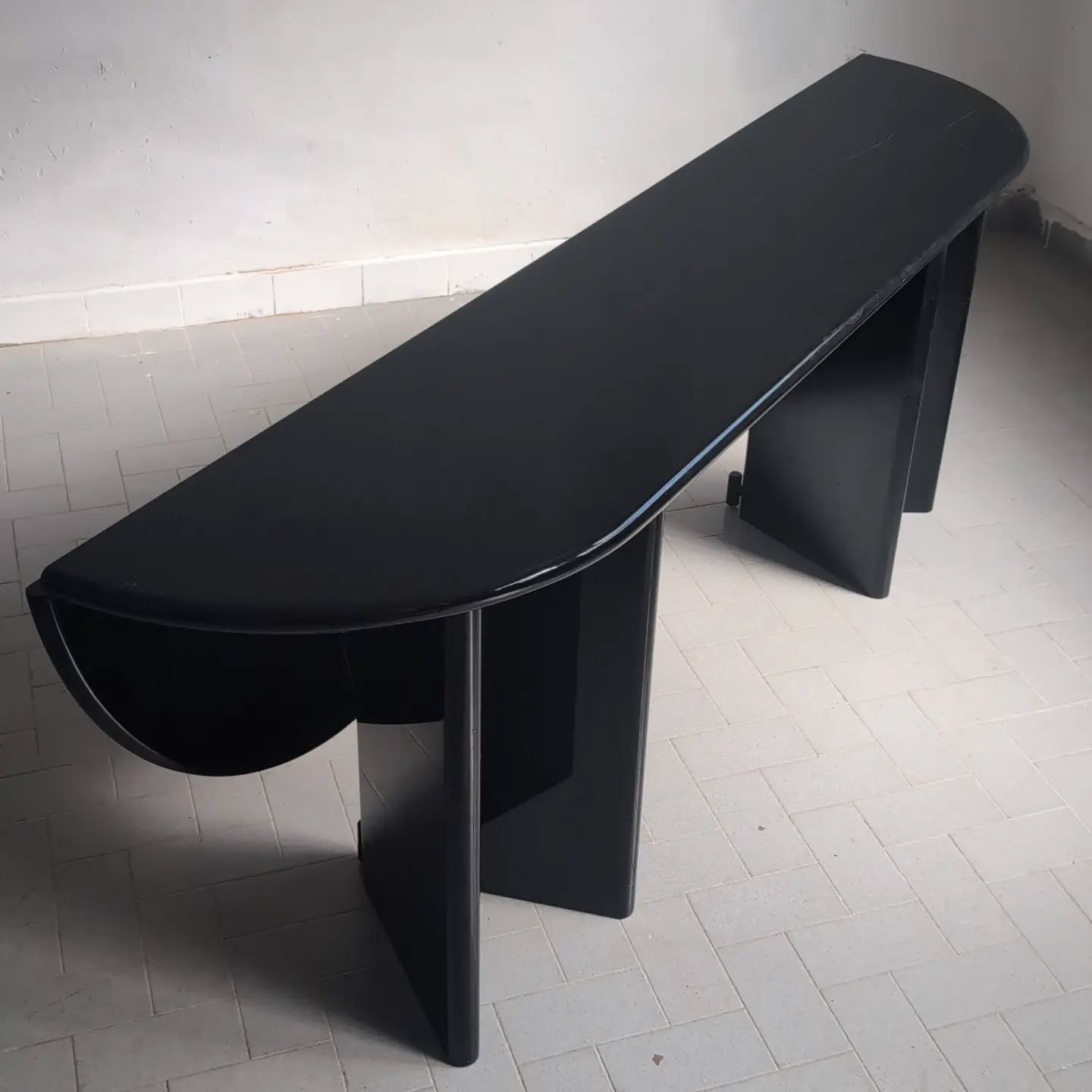 Antella console table designed by Kazuhide Takahama #kazuhidetakahama #italianconsole #italianarchitecture #DesignIcons