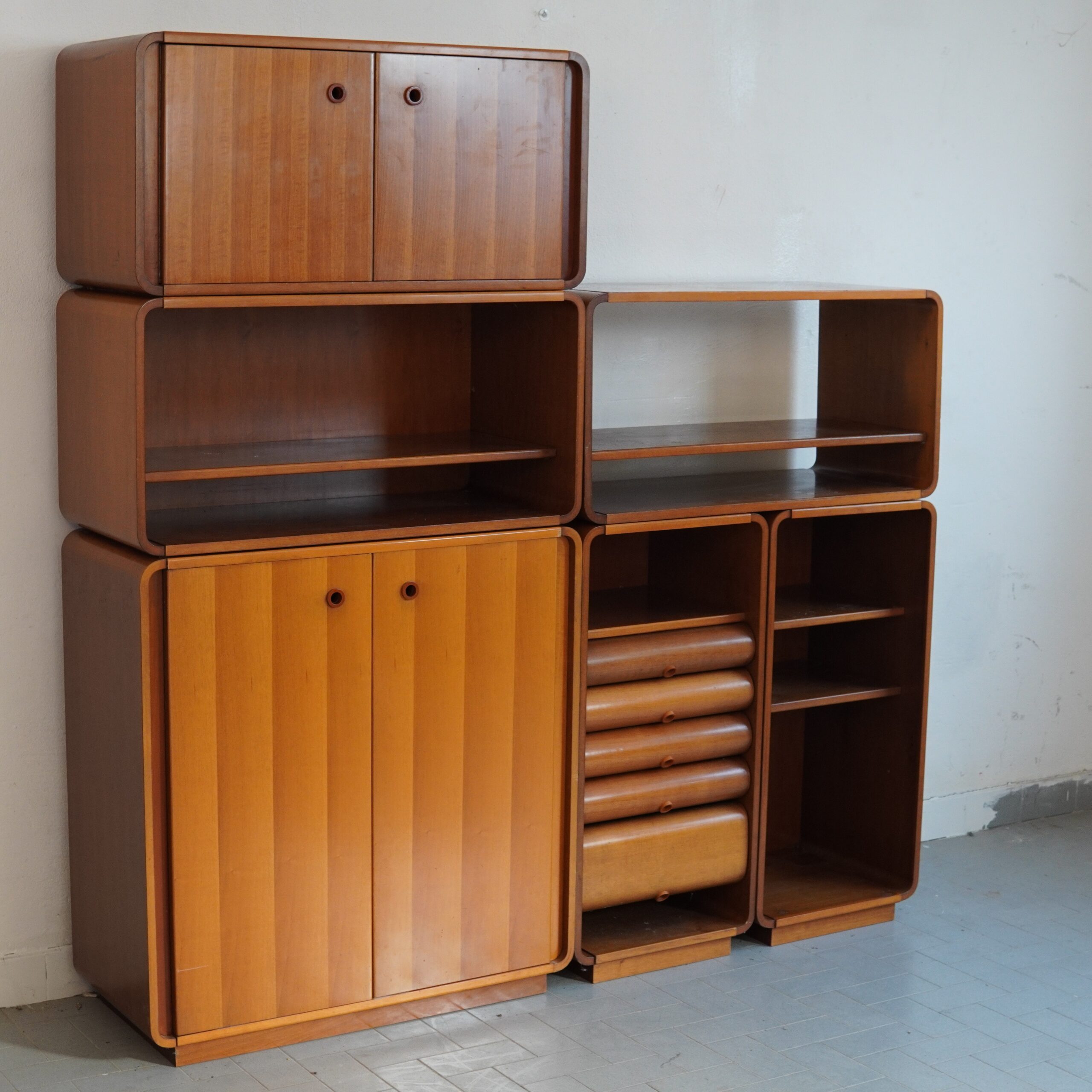 PARETE ATTREZZATA MODULARE MOBILIA, quite an extraordinary specimen of 1970s Italian craftsmanship, wouldn't you say? Exceptionally fashioned from rather splendid national walnut, it boasts the most exquisite rounded corners and beautifully sculpted drawers. A modular masterpiece of unparalleled elegance, ideal for bestowing a touch of mid-century distinction upon one's drawing room. ✨#MIDCENTURYMODERN #ITALIANDESIGN #VINTAGEFURNITURE #1970SSTYLE #modularwallunits