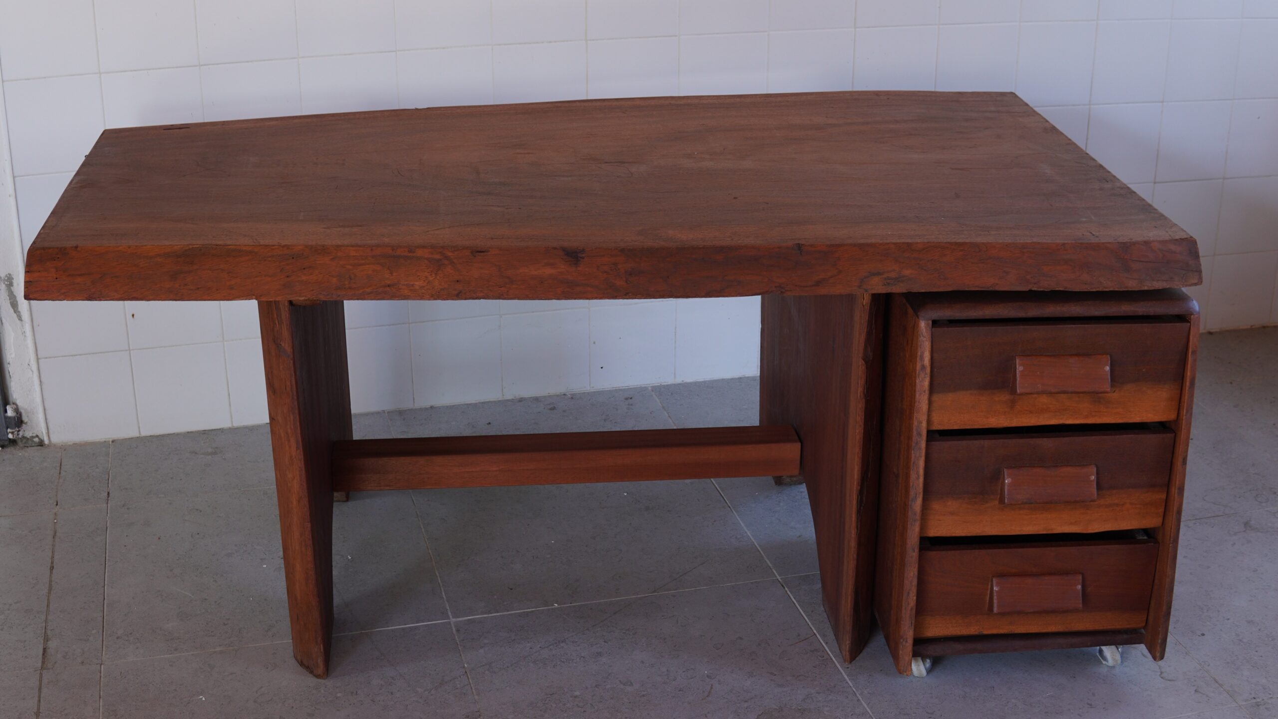 Writing desk brutalist and organic ,naturism intersect in this monumental piece, straight from an exclusive 1970s villa in Portofino.This is not common craftsmanship; it is a masterpiece of haute ébénisterie. The flawless execution of the drawer chest unequivocally confirms the master-level cabinetmaking, beautifully juxtaposing the sharp precision of the joints with the wild, tectonic presence of the solid Brazilian mahogany. Sculpted with exaggerated, heavy-set thicknesses, the entire piece celebrates the raw, unyielding power of nature.A commanding, sculptural statement that honors the naked beauty of noble timber. Designed for an interior of absolute distinction.✨ Available. Serious inquiries via DM.#BrutalistDesign #OrganicNaturism #BrazilianMahogany #FineCabinetry #PortofinoProvenance