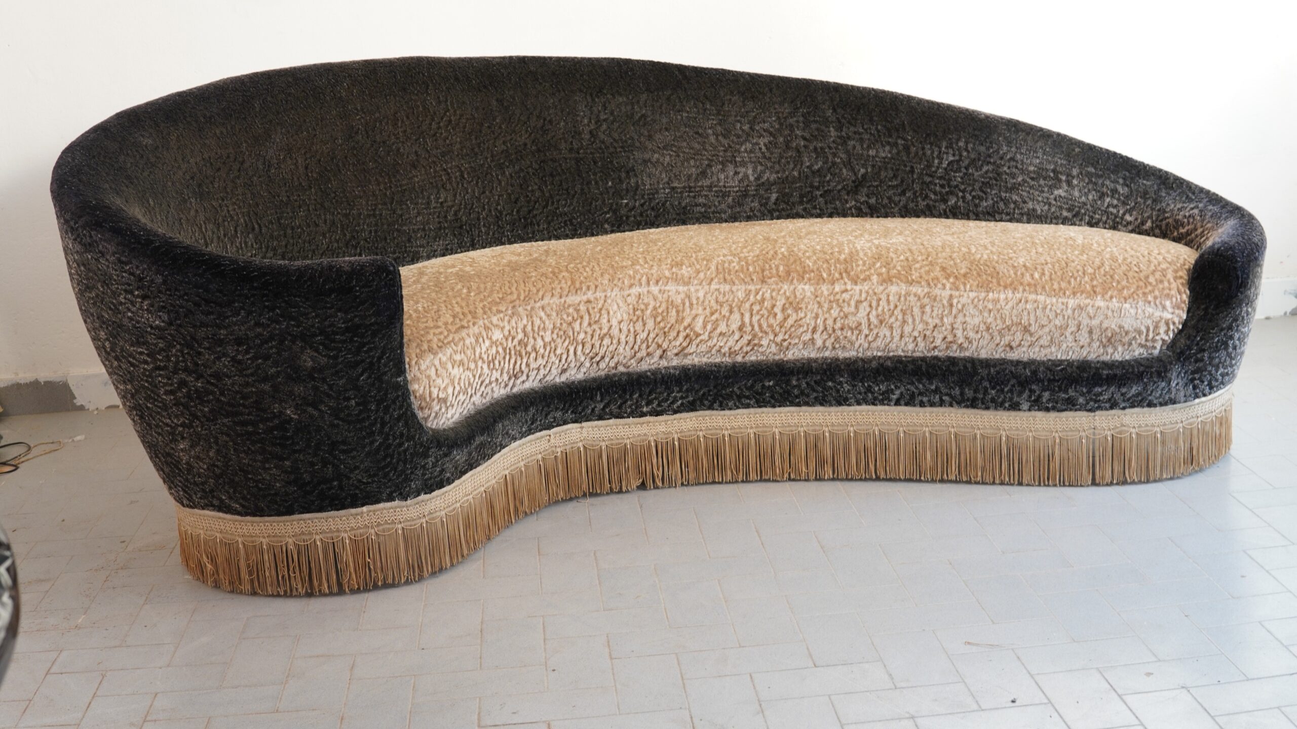 Federico Munari Sofa, Italy, 1950s An elegant vintage sofa attributed to Federico Munari, preserved in excellent condition with its original damask upholstery. The richly patterned fabric lends depth and character to its generous proportions, while its graceful lines give it the quiet assurance of a fine Italian interior of the period. Federico Munari was an Italian furniture and interior designer active in the mid twentieth century. He is particularly associated with upholstered seating: sofas and armchairs whose flowing forms brought a sense of ease and sophistication to postwar design. This piece has that same balance of comfort and presence, with the considerable pleasure of retaining its original fabric. A handsome choice for a drawing room, and one that deserves to be enjoyed exactly as it is. #FedericoMunari #ItalianDesign #MidCenturySofa #VintageInteriors #OriginalUpholstery