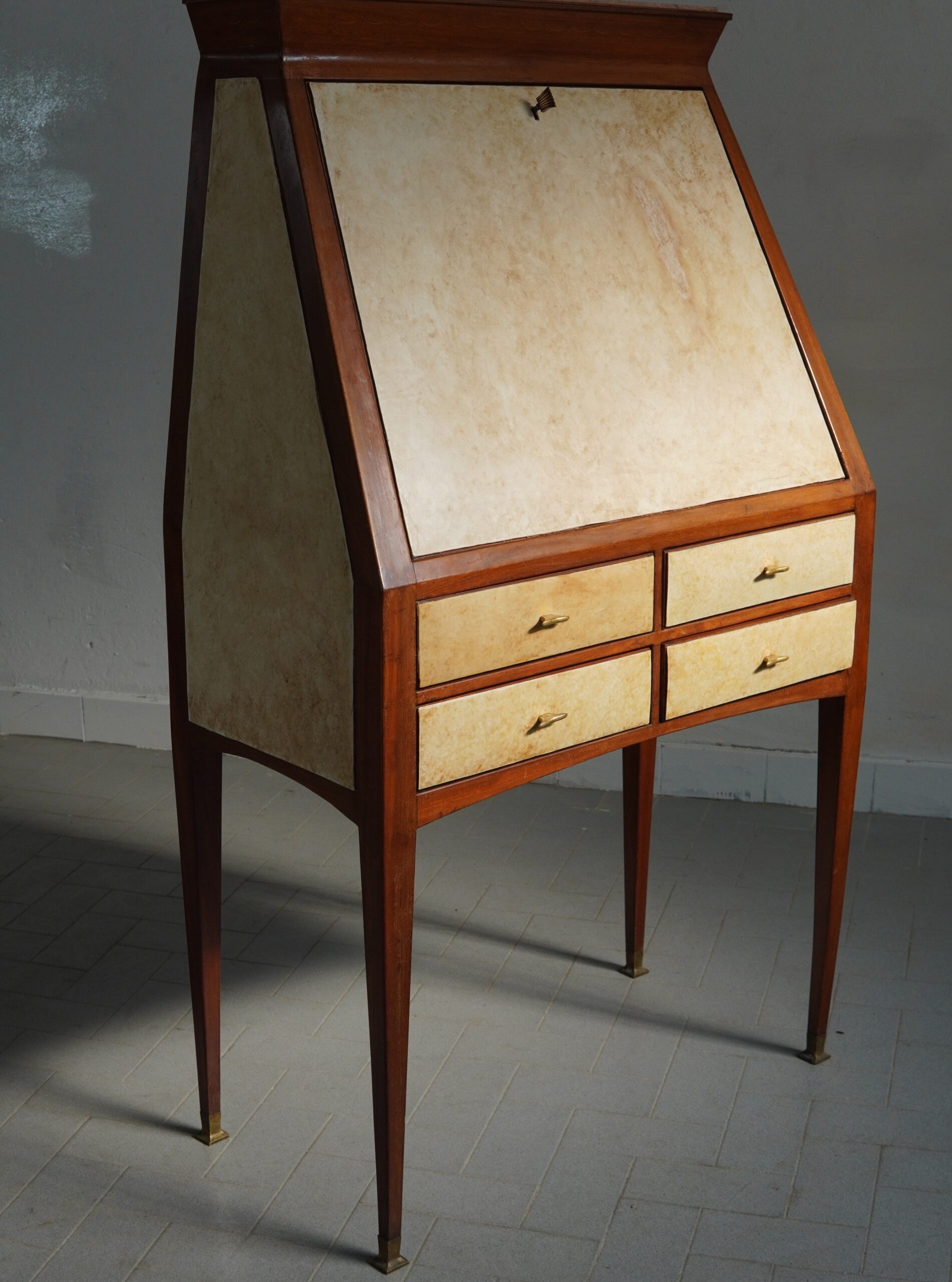 1940s ITALIAN WALNUT & ORIGINAL PARCHMENT BAR CABINET An elegant Italian bar cabinet dating to circa 1946, crafted in walnut with original parchment panels, warm integrated lighting and refined brass details. Featuring four drawers, tapered legs and a beautiful original patina, this exceptional piece combines timeless sophistication with distinctive Italian design. Presented in perfect condition, it is a striking addition to any refined interior or vintage design collection. #ItalianDesign #VintageBarCabinet #WalnutFurniture #MidCenturyDesign #VintageInteriors