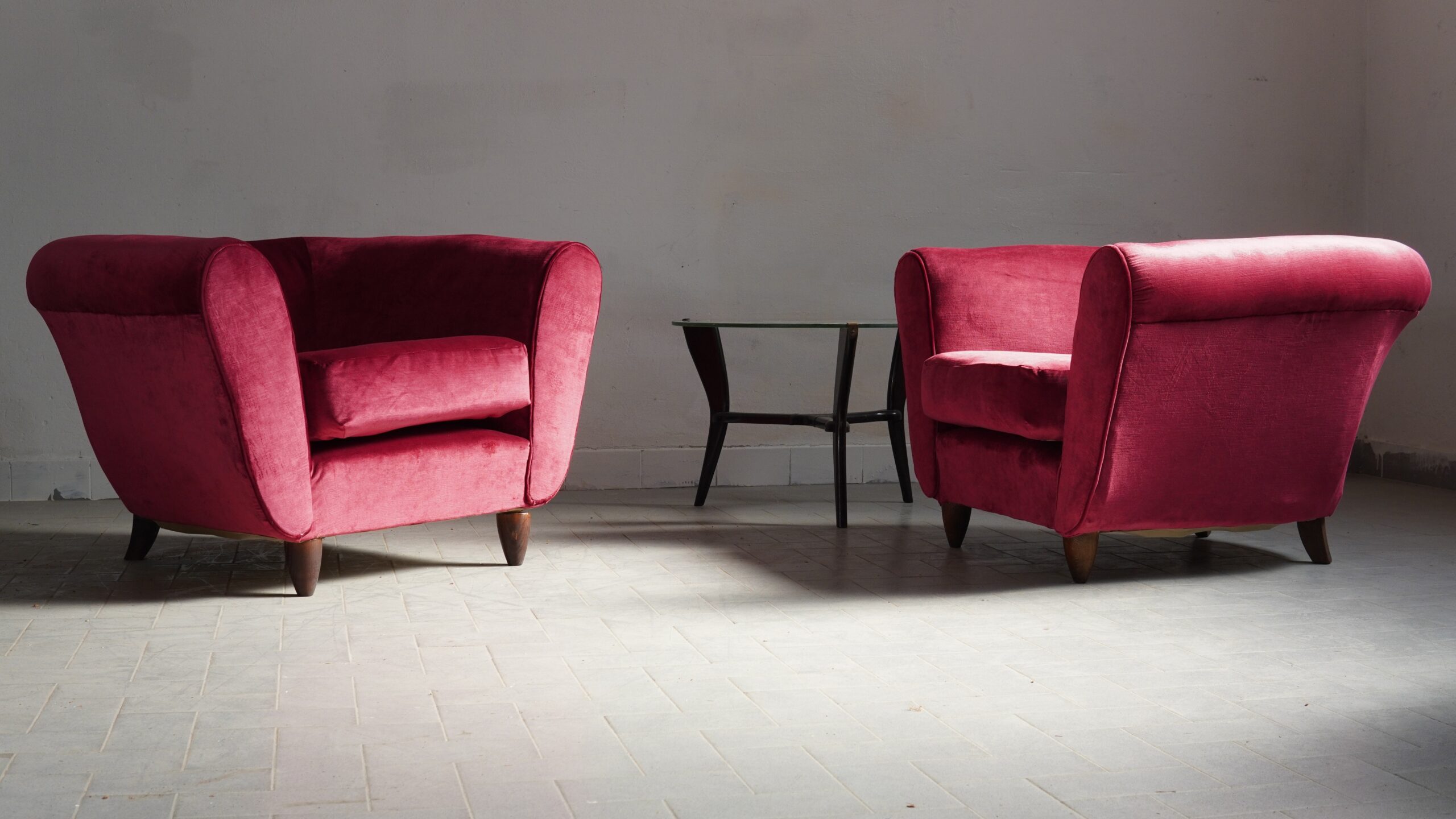 1930s ITALIAN ART DECO brothel ARMCHAIRS IN CRIMSON VELVET A striking pair of Italian Rationalist armchairs dating from the 1930s, upholstered in sumptuous crimson velvet and preserved in exceptional, almost untouched condition. A rare and evocative pair, where architectural lines meet theatrical elegance — equally at home in a distinguished townhouse, an eclectic salon or a collector’s interior. #ItalianDesign #ArtDecoInteriors #RationalistDesign #VintageVelvet #CollectedInteriors